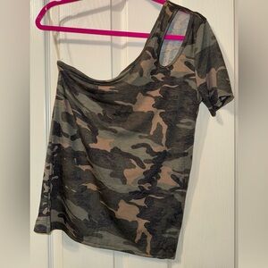 Cold Shoulder Camo T-Shirt with Shoulder Cutout